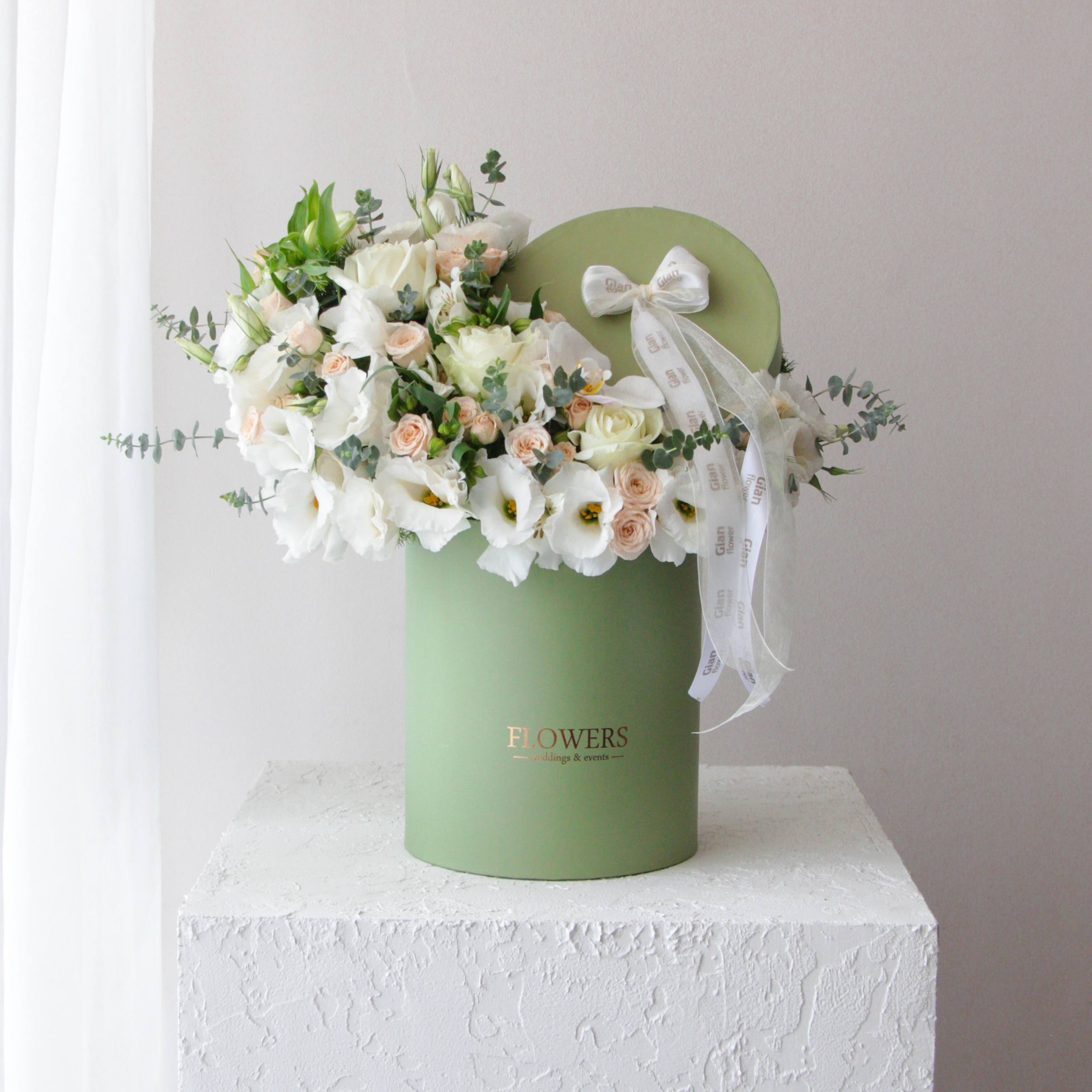 photo_2026-09-01_12-38-28 باکس گل سبز با گلهای سفید برای تبریک گلفروشی أنلاین تهران