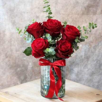 گلدان مینیمال رز قرمز