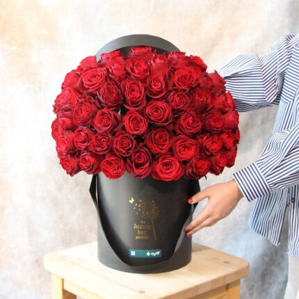 باکس گل ۵۰ شاخه رز قرمز