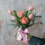 دسته گل مینیمال لاله صورتی و رز صورتی گل زمستانی