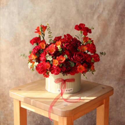 باکس گل مینیمال قرمز فریزیا و رز