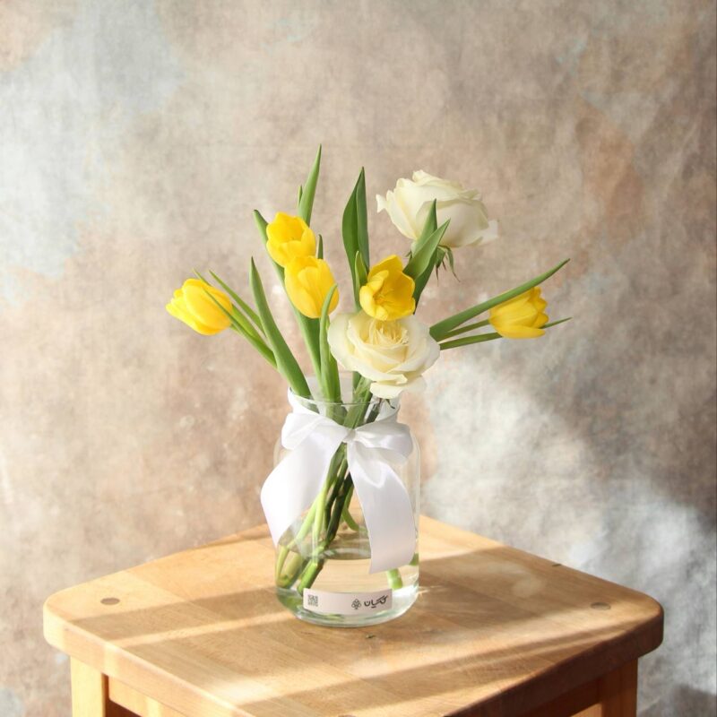 گلدان مینیمال لاله زرد و رز