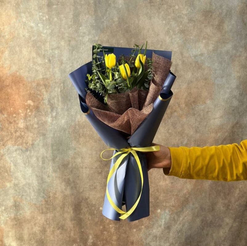 دسته گل مینیمال لاله زرد