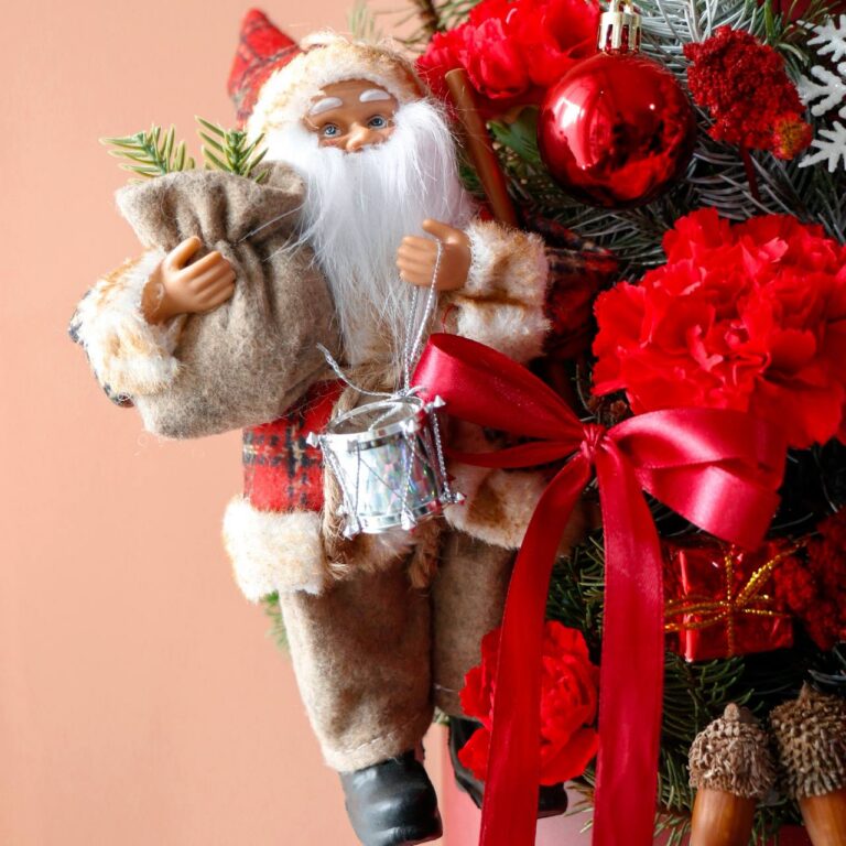 باکس گل کریسمس به همراه عروسک بابانوئل