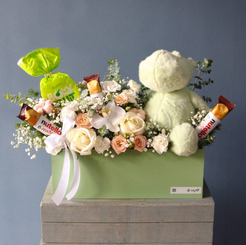 باکس گل ولنتاین با عروسک و شکلات