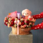 سبد گل رز با عروسک و شکلات برای تبریک ولنتاین