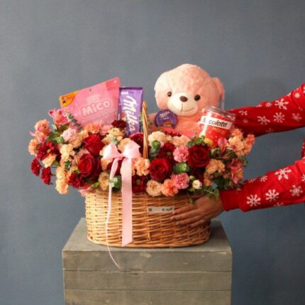 سبد گل رز با عروسک و شکلات برای تبریک ولنتاین