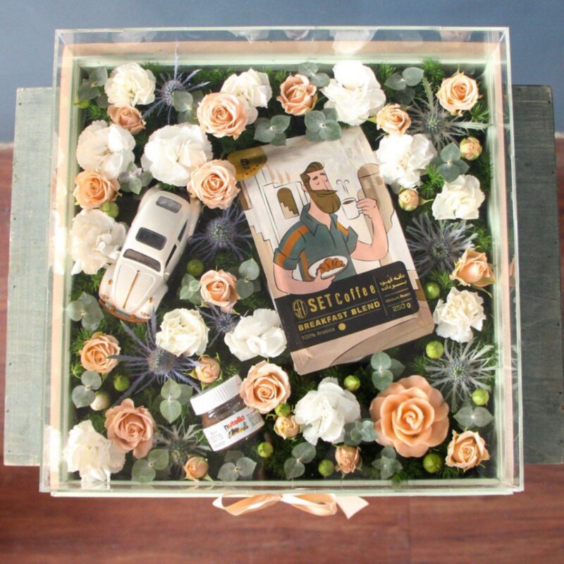 باکس گل به همراه هدیه برای آقایان هدیه ولنتاین