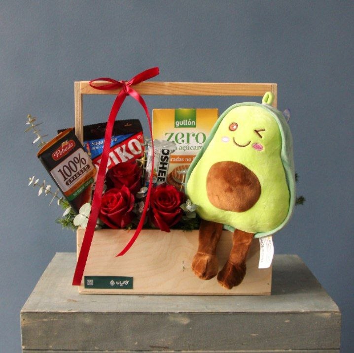 هدیه ولنتاین گل به همراه شیرینی رژیمی