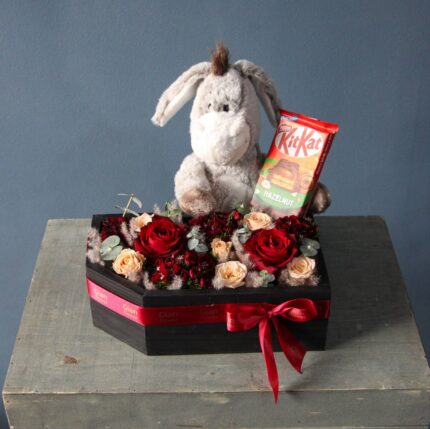 باکس گل قلبی به همراه عروسک تبریک ولنتاین