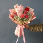 دسته گل صورتی با عروسک برای تبریک ولنتاین و تولد