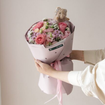 دسته گل به همراه عروسک هدیه روز دختر